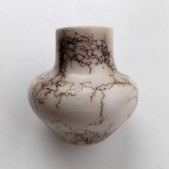 Native American Navajo Horse Hair Pottery Vase signed VAIL Mint Condition - Picture 2 of 16